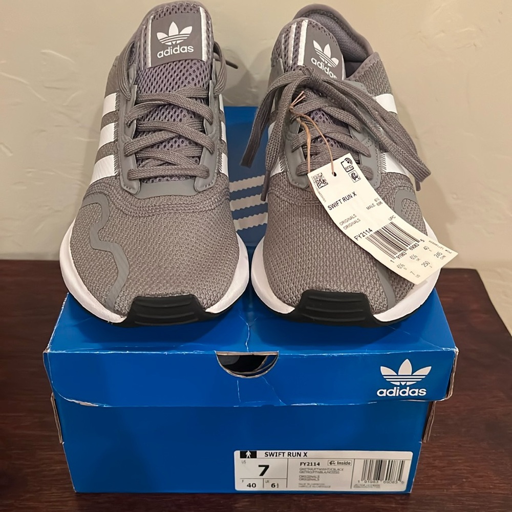 NEW IN BOX Mens Size 7, Womens Size 8.5 Grey and White Adidas Swift Run X Shoes